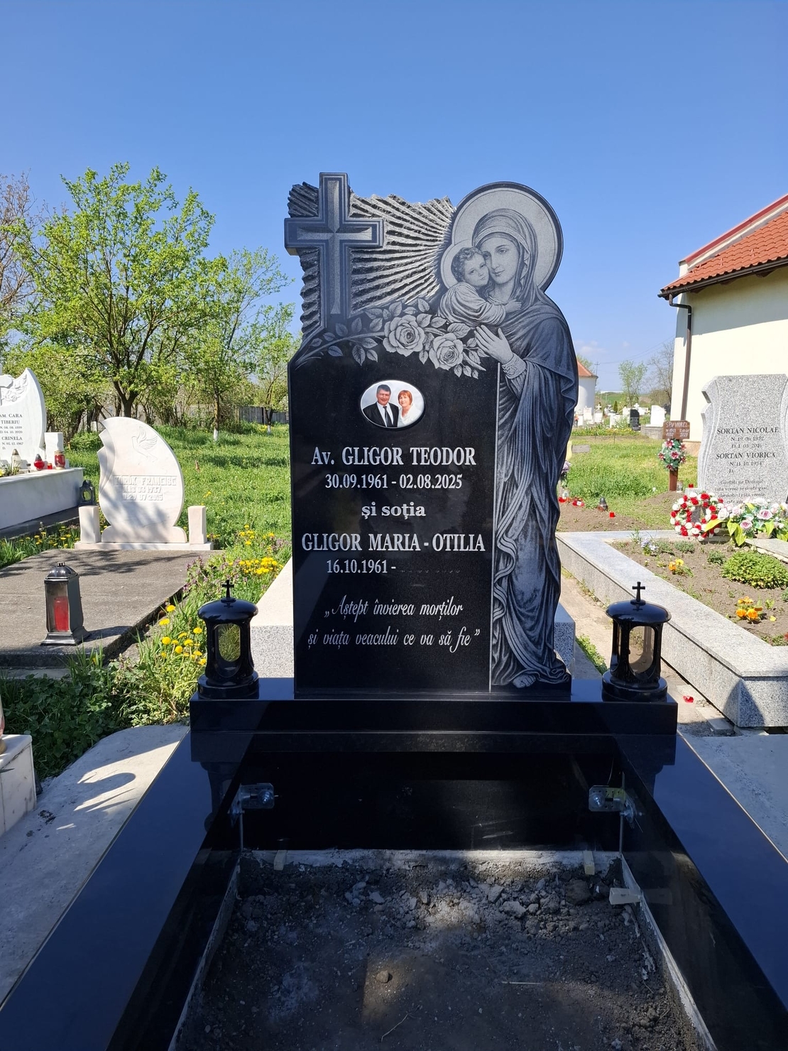 PRM-1837 MORMANT MASIV DIN GRANIT CU MONUMENTFUNERAR GRANIT GRAVAT