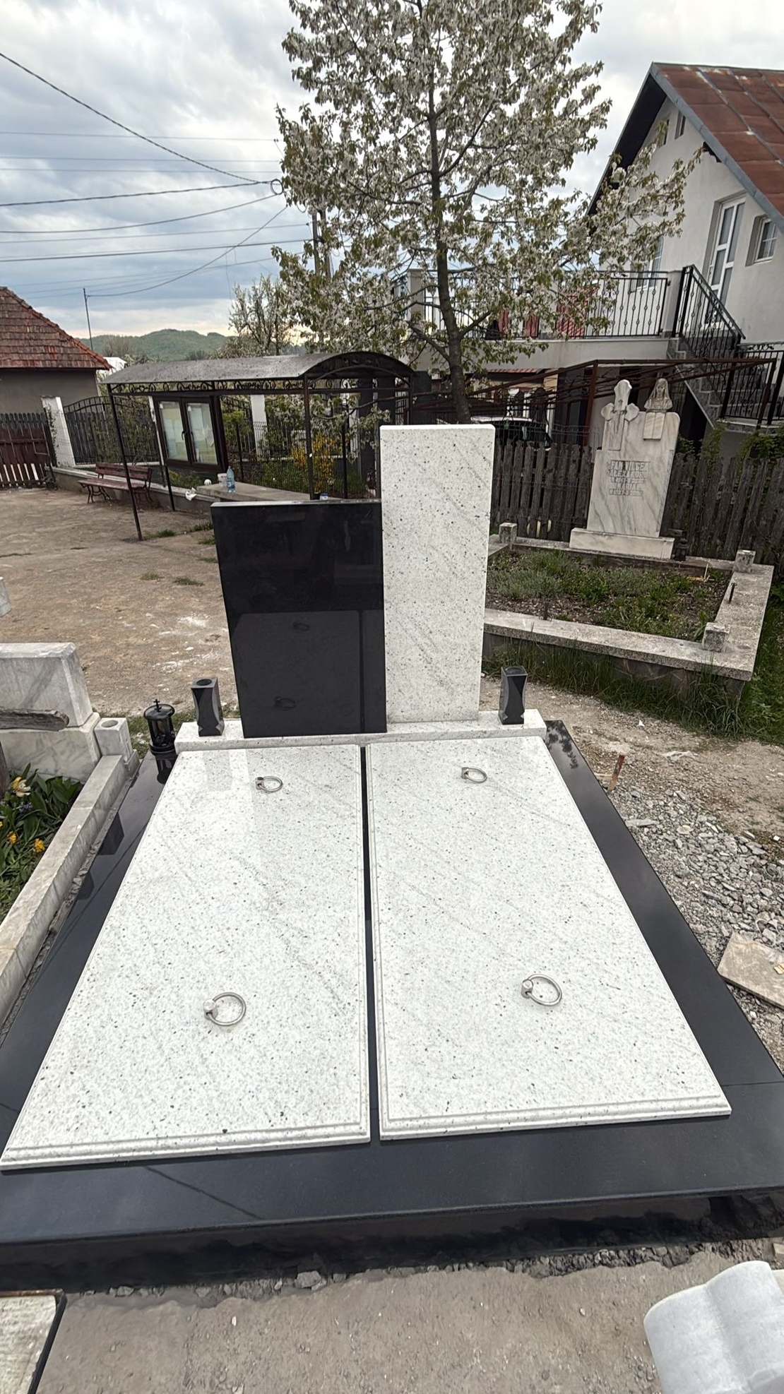PRM-1908 MORMANT DIN GRANIT NEGRU SI GRANIT PITAYA
