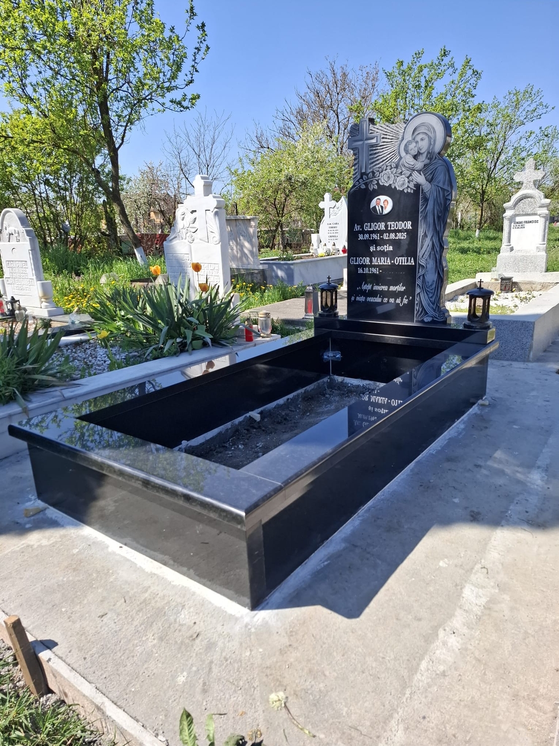 PRM-1838 MORMANT MASIV DIN GRANIT CU MONUMENT FUNERAR GRANIT GRAVAT