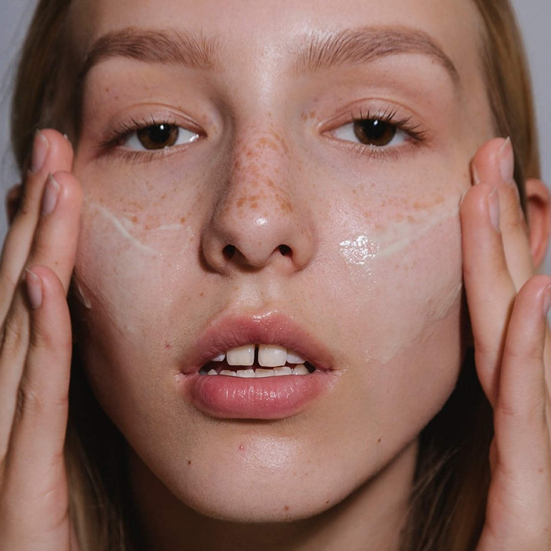 MÁDARA ACNE HYDRA-DERM Fluid Echilibrant BIO și Vegan 40ml – Hidratare, Controlul Sebumului și Porilor