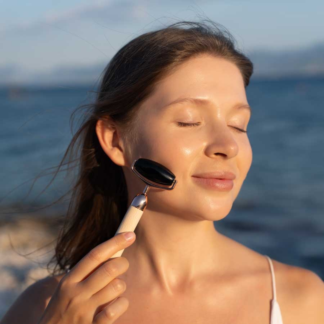 CROLL & DENECKE FACIAL RENEWAL SET – Roller Facial din Obsidian Natural și Gua Sha din Lemn de Fag