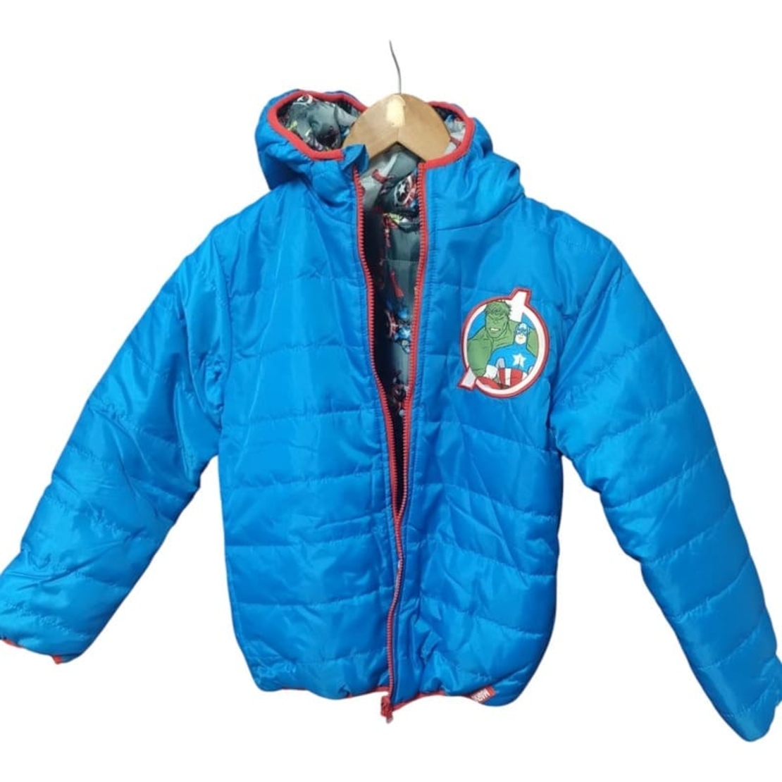 Mega-Lot Băieți 10 ani (3 kg) - Geacă Reversibilă 2 fețe Marvel Avengers, Bluze NOI cu etichetă + 7 Perechi Pantaloni Trening (John Richmond, H&M)