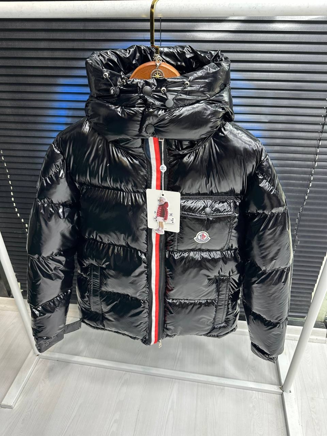 Geacă neagră de lux semnată Moncler