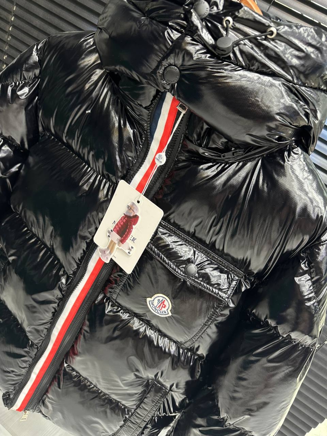 Geacă neagră de lux semnată Moncler