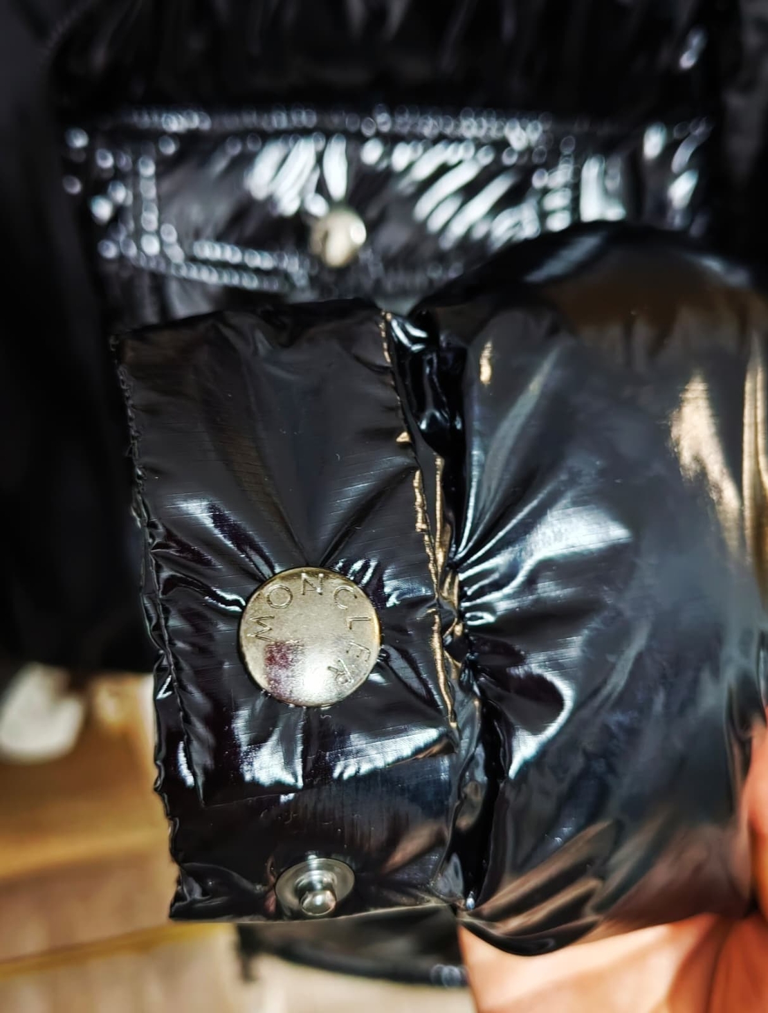 Geacă neagră de lux semnată Moncler