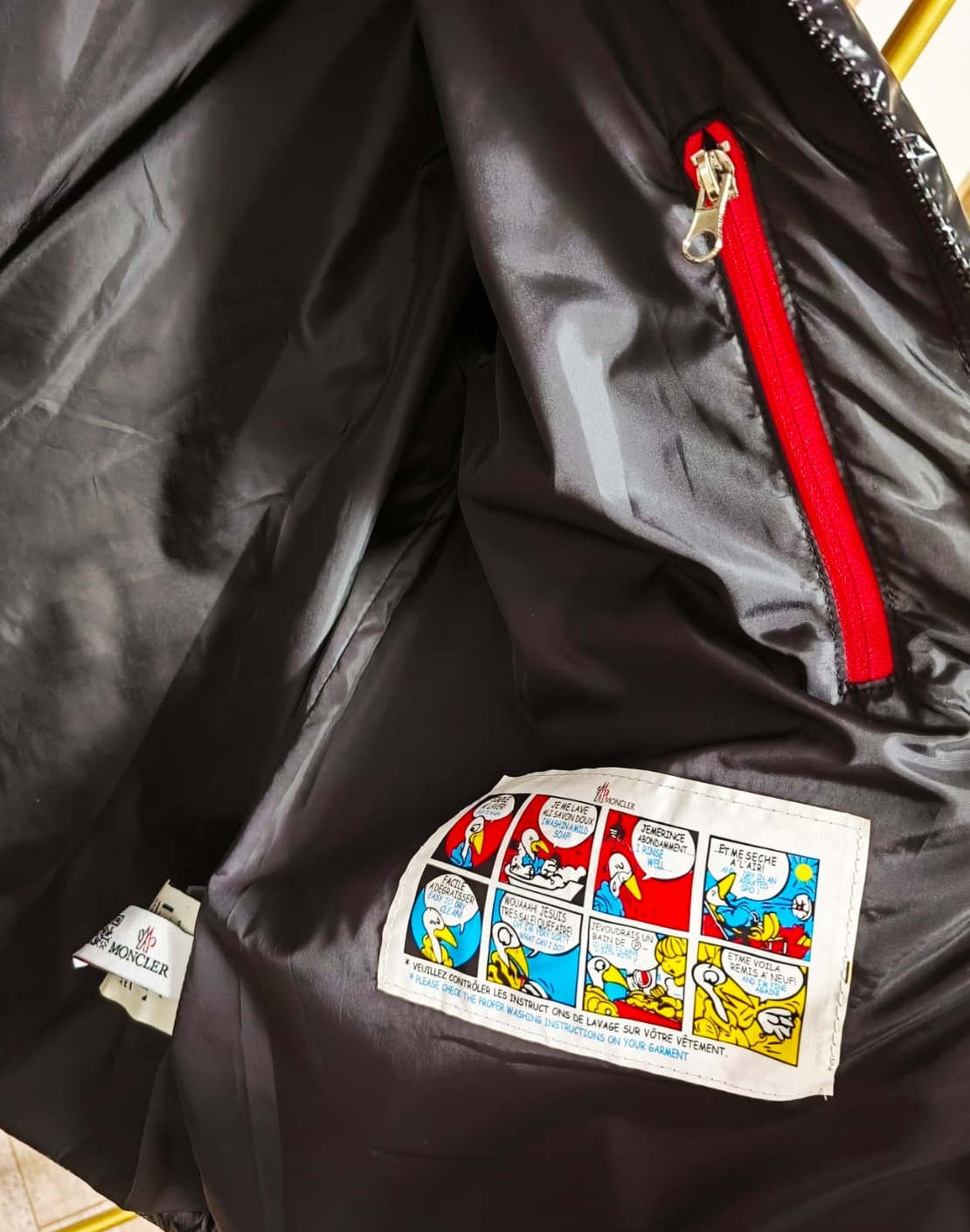 Geacă neagră de lux semnată Moncler