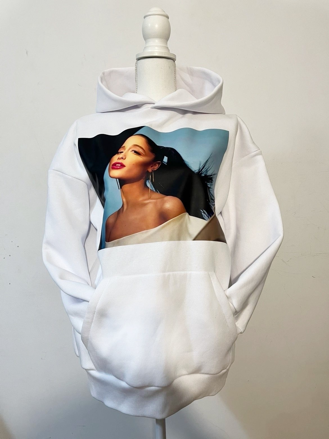 Hanorac pufos cu imprimeu Ariana G.