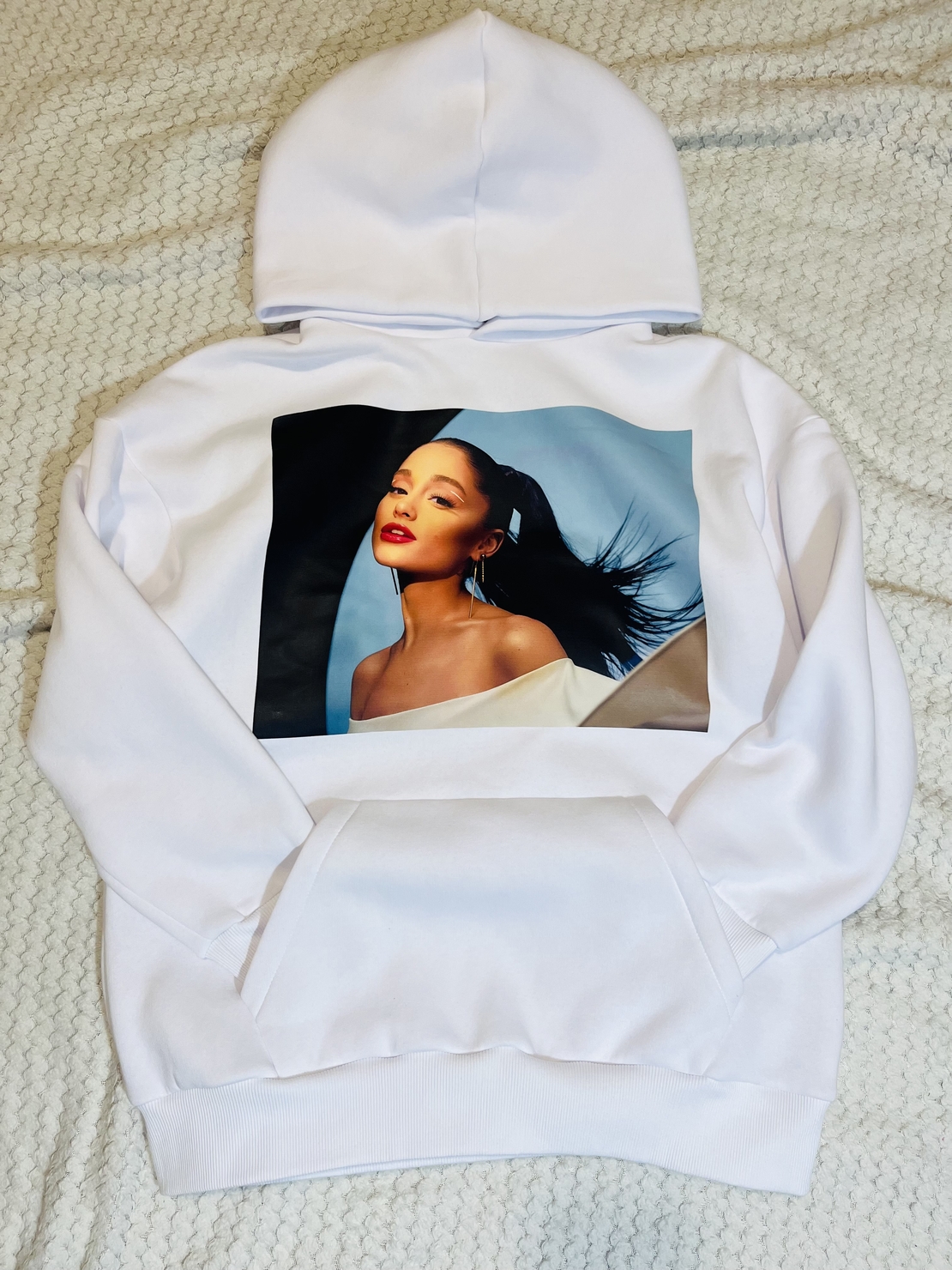 Hanorac pufos cu imprimeu Ariana G.