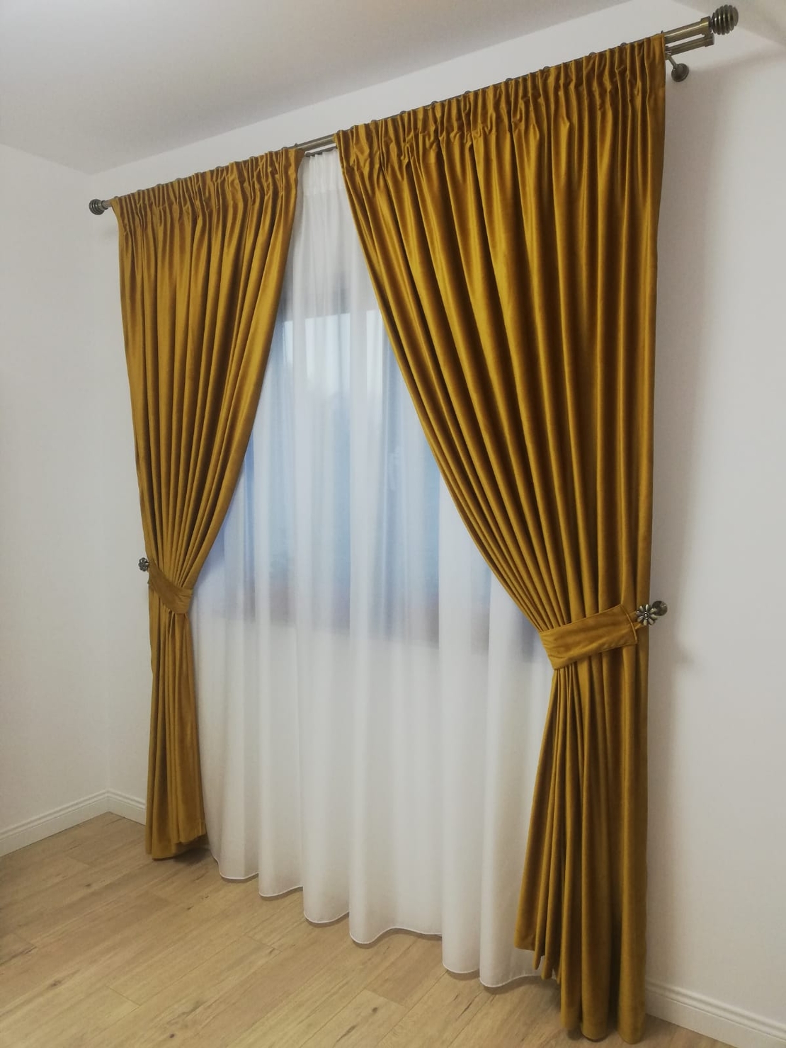 Draperii catifea si  voaluri