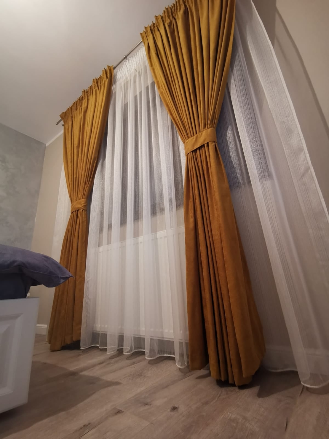 Draperie Madras și voal alb / perdea dungi