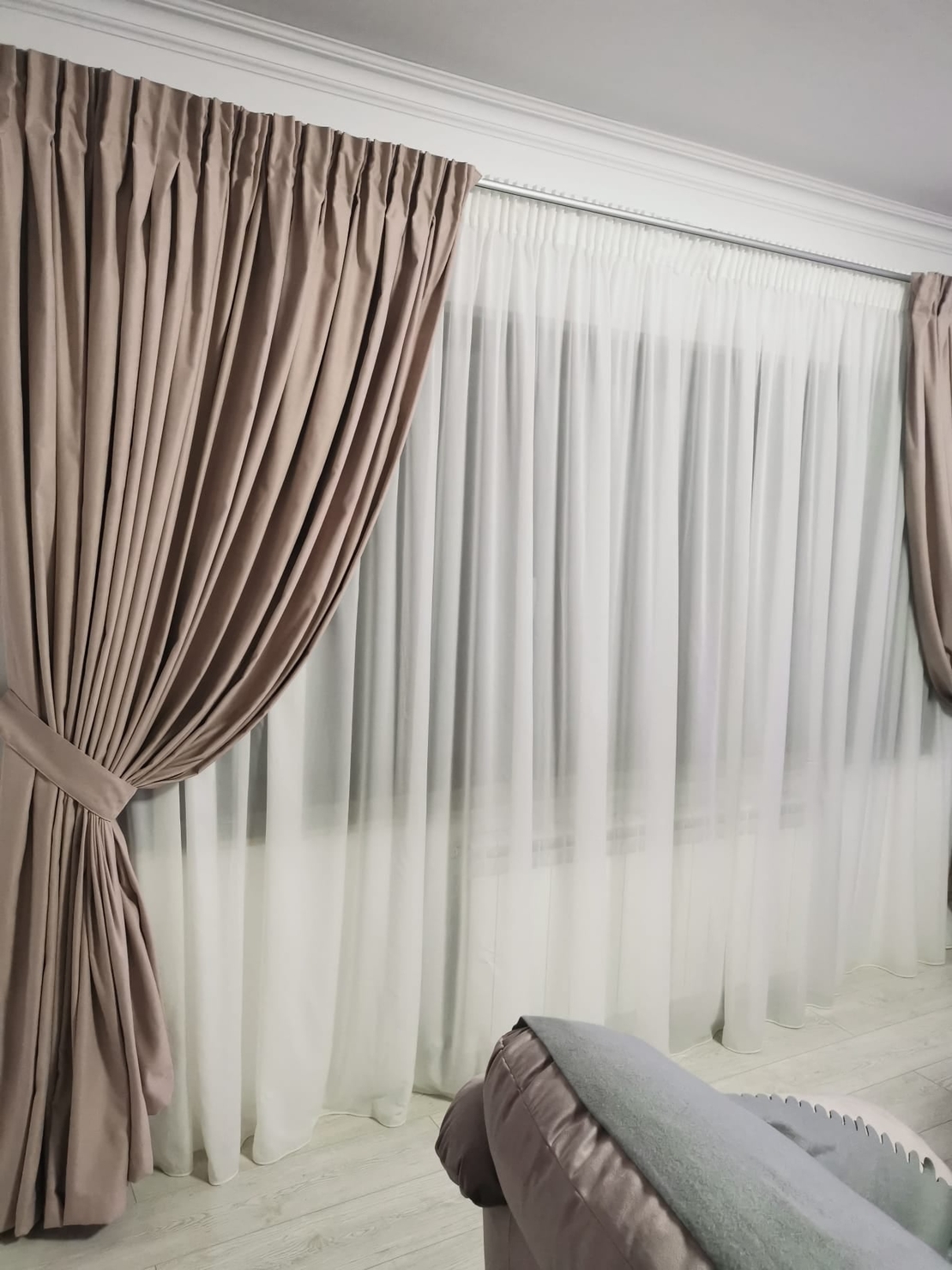 Draperie Madras și voal alb / perdea dungi