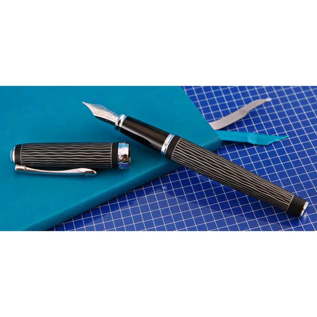 Stilou DIPLOMAT Excellence A plus, cu penita M, aurita 14kt. - Wave Guilloche Lapis Black