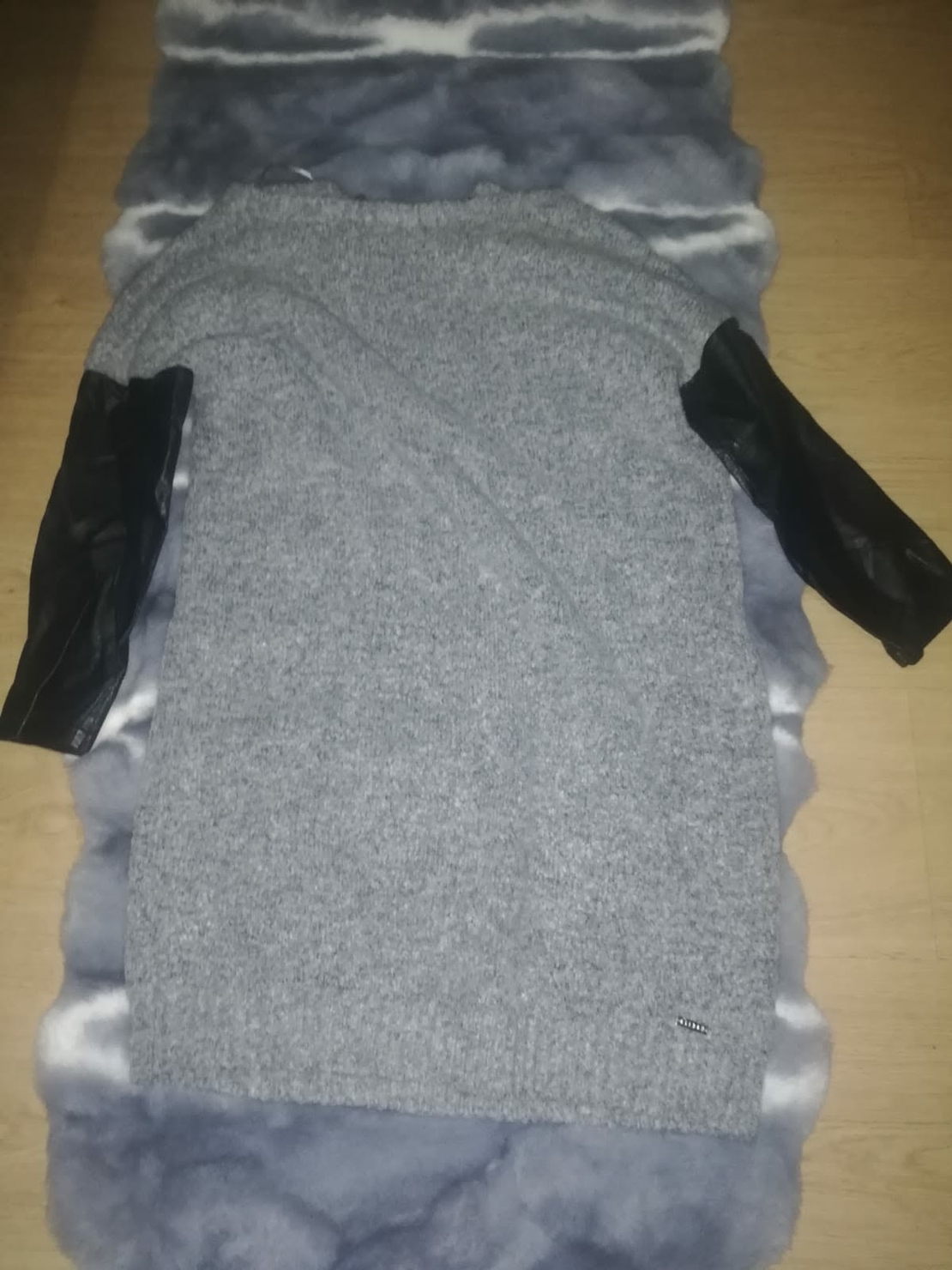 Bluzita cu mâneci din imitație piele