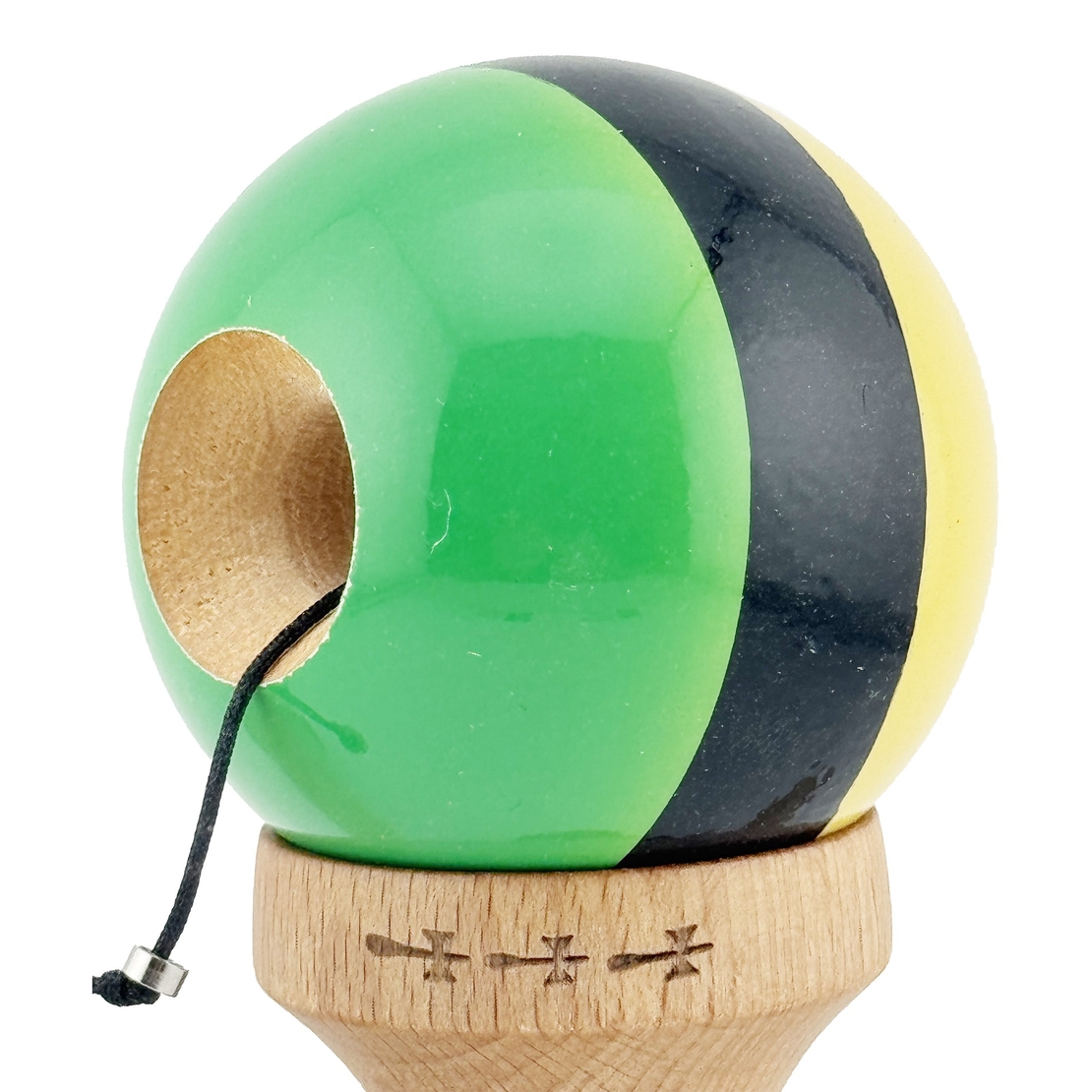 Kendama X Originala, Profesionala, Flippy, Big Cups V2, Super Sticky cu Cupe Mari, din lemn 18 cm, Rulment Metalic cu Ata 55 cm, Galben/Negru/Verde