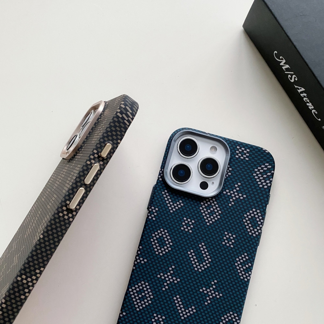 Carcasa Magnetica, Vafy, Compatibila Apple iPhone 16, din Fibra de Carbon, Litere Fosforescente, Portocaliu
