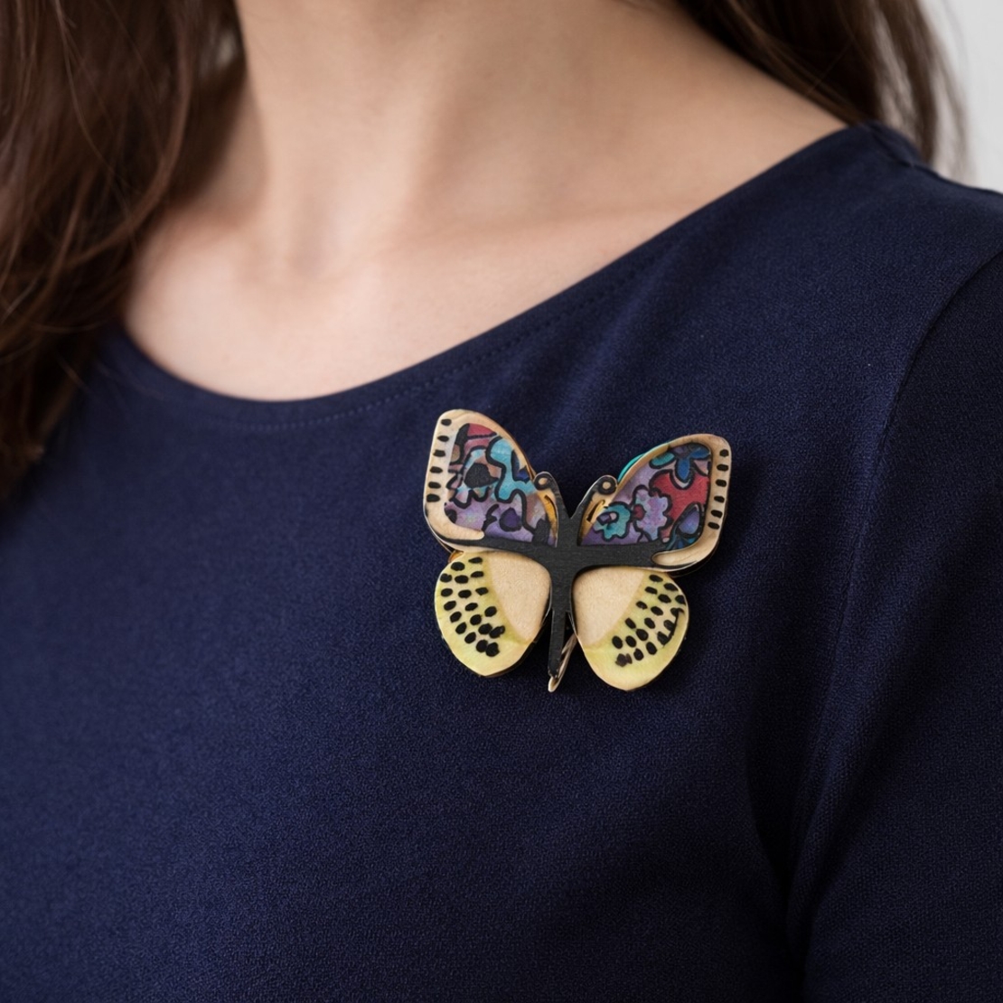 Martisor Brosa Mica in Cutie, Jolie, Dimensiune Brosa 2,5-3 cm, Material Metal, Model Fluture Colorat, Multicolor