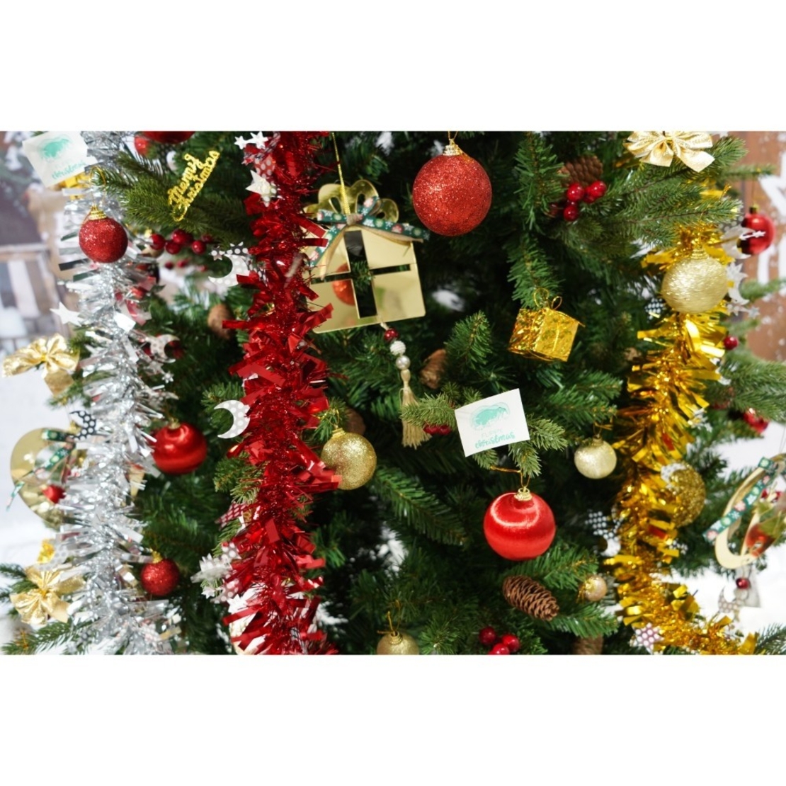 Set brad artificial de Craciun si elemente decorative, decorat cu conuri pin rosii, inaltime 210 cm, diametru 137 cm, 1172 ramuri, Flippy, verde, suport metalic inclus