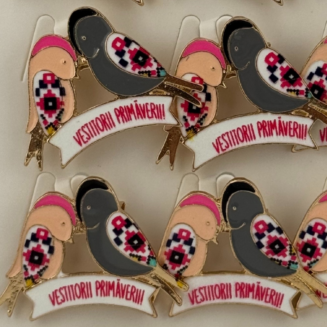 Set 12 Brose Martisor Primavara, Jolie, Model Randunele, cu Mesaj Vestitorii Primaverii