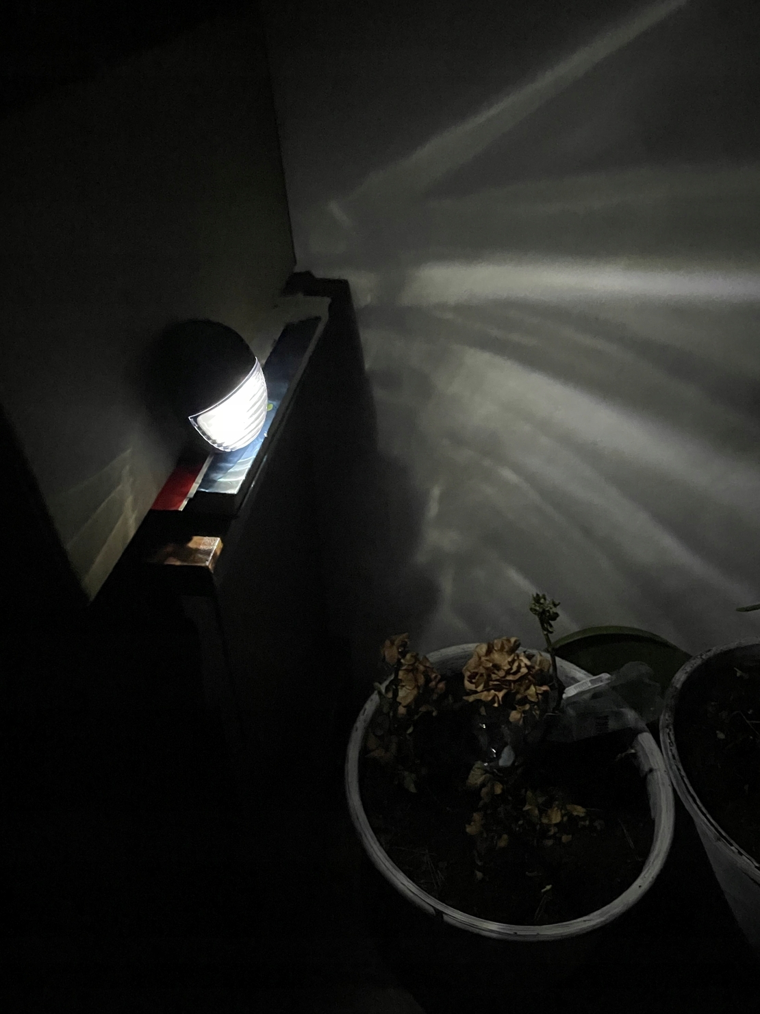 Lampa solara LED de perete, IP44 pentru exterior, autonomie 12 ore, neagra