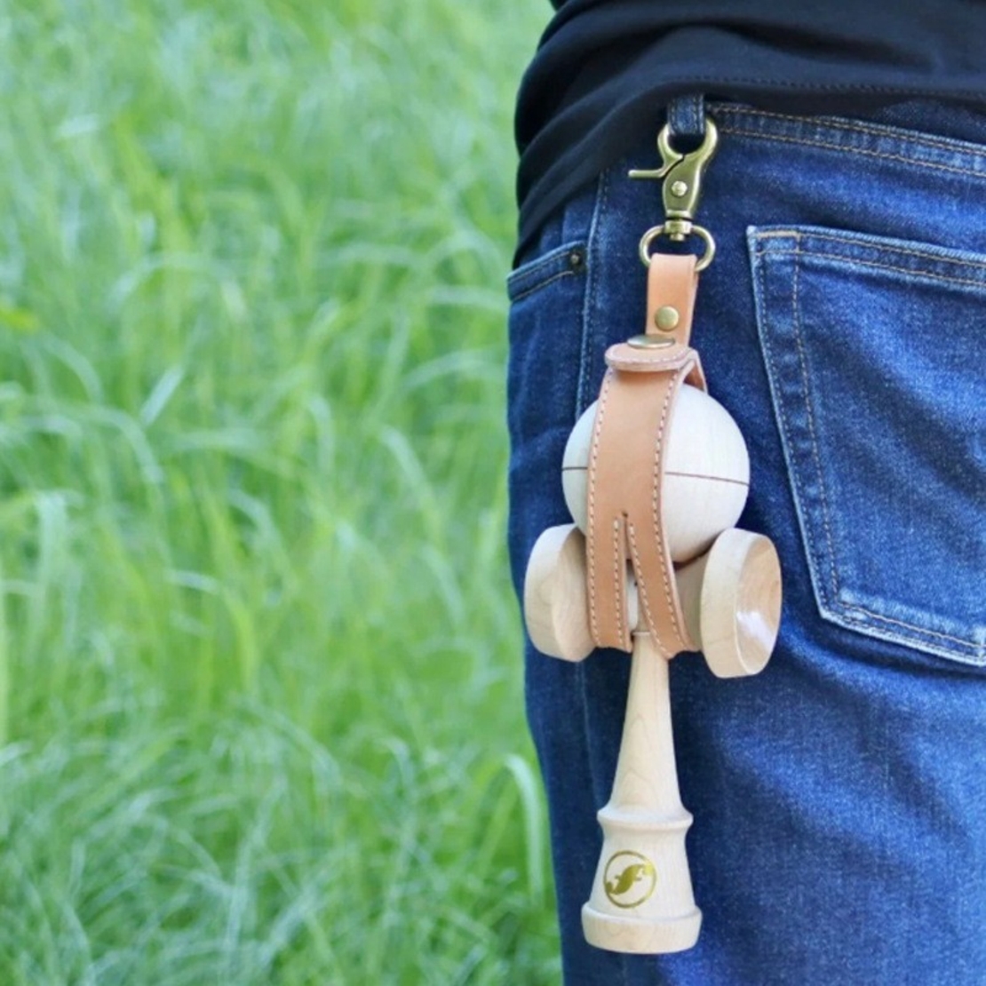 Husa pentru Kendama, Flippy, Husa de Depozitare pentru Kendama, din Piele Ecologica, Catarama cu Agatare pentru Transportare, Model Breloc Simplu, 19.5 x 2.5 cm, Apricot