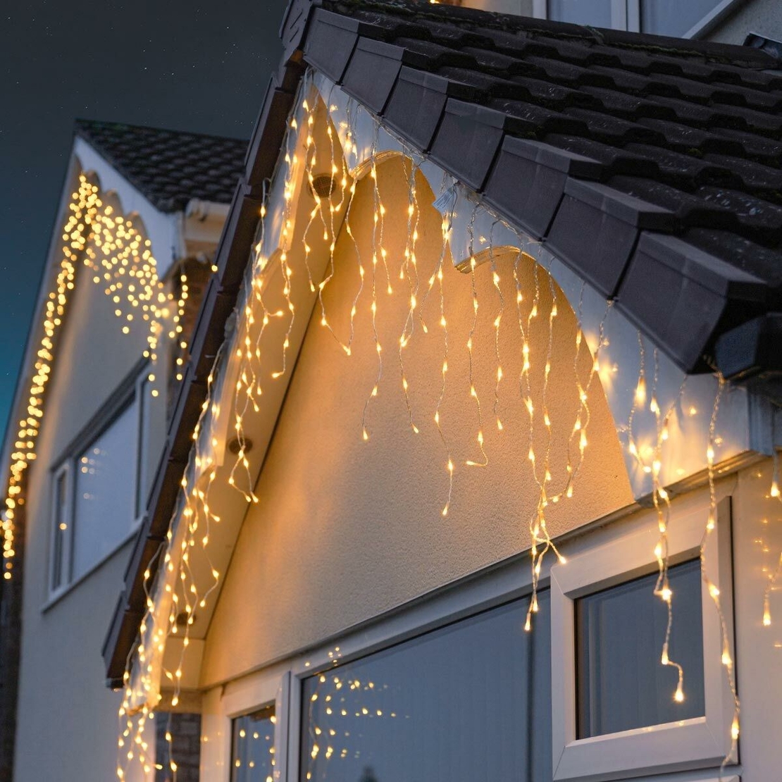 Instalatie Craciun Yoto, Tip Franjuri/Turturi, 12 m, 300 LED-uri, Prelungitor 1.5 m, 8 Jocuri de Lumini, Interconectabila, Conectare la Retea, Fir transparent, Interior/Exterior, Alb Cald