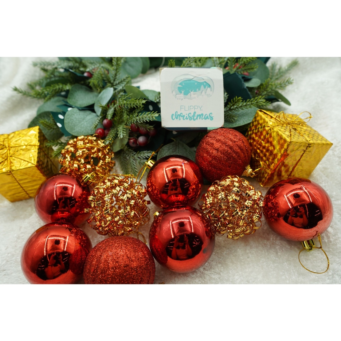 Set de 20 ornamente de brad, Flippy, de tip Glob, Rosu/ Auriu, din polistiren, cu finisaj sclipitor , cutie 6 cm adancime x 29 cm lungime x 24 cm inaltime