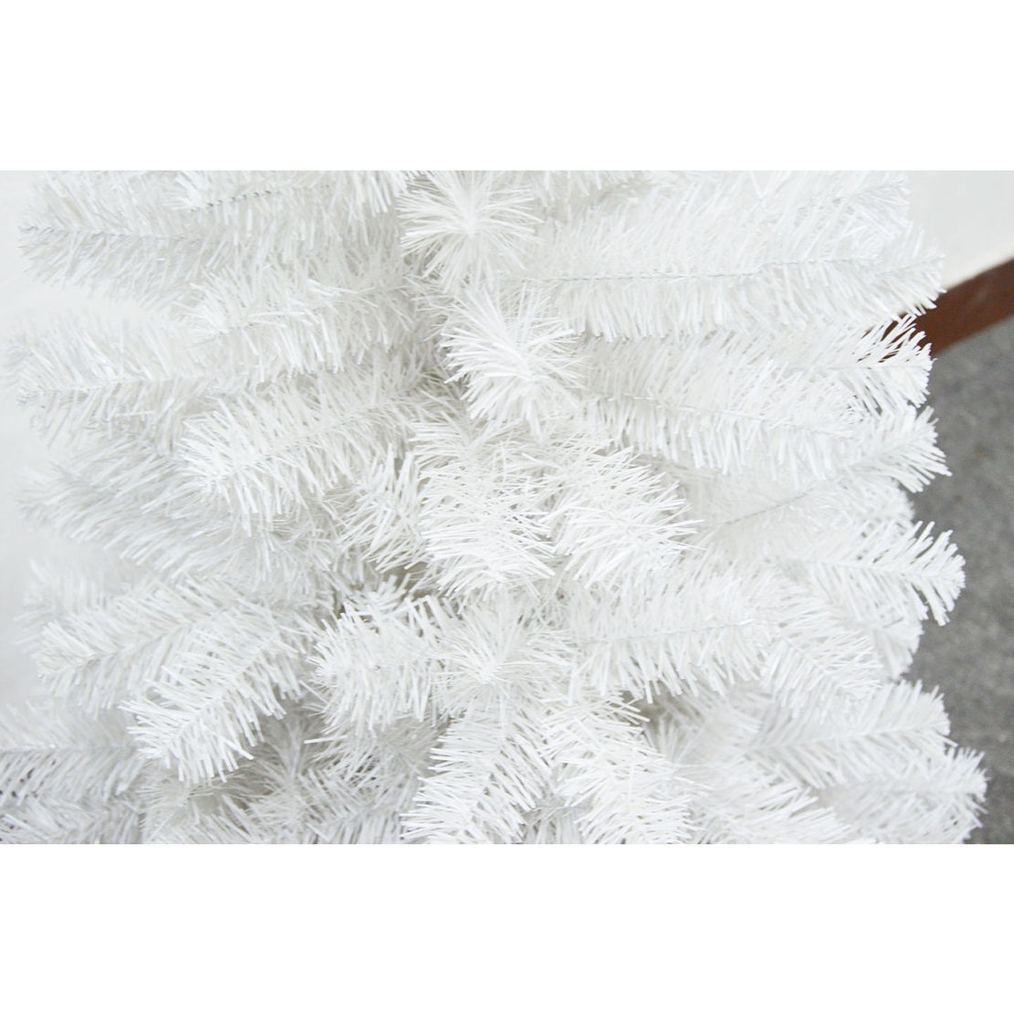 Brad de Craciun artificial cu suport inclus Flippy, 120 cm, 240 ramuri/varfuri, material plastic, suport clasic, fara iluminare, utilizat pentru interior/exterior, alb