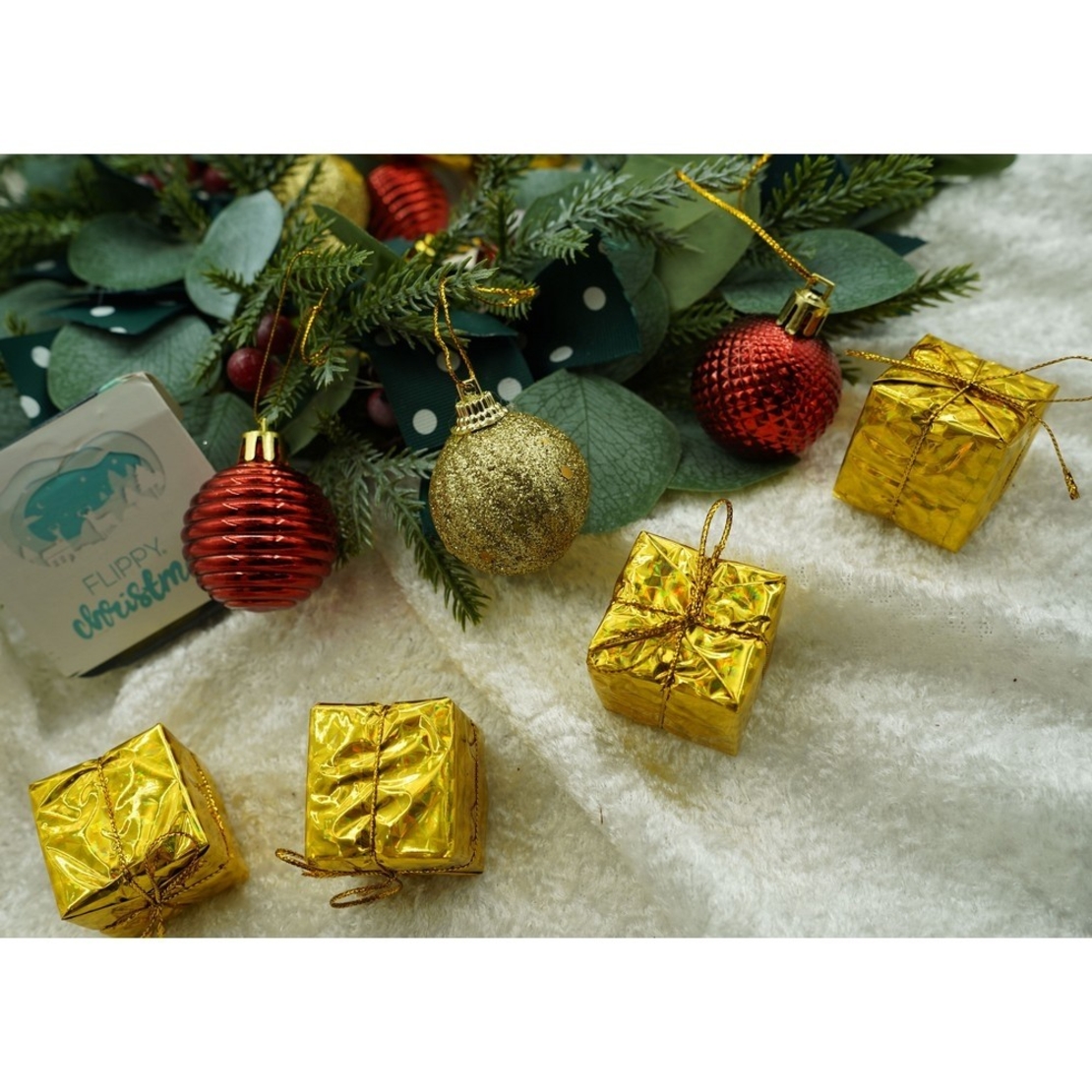 Set de 35 ornamente de brad, Flippy, de tip Glob, Rosu/ Auriu, din polistiren, cu finisaj sclipitor , cutie 11 cm adancime x 19 cm inaltime x 11 cm lungime)