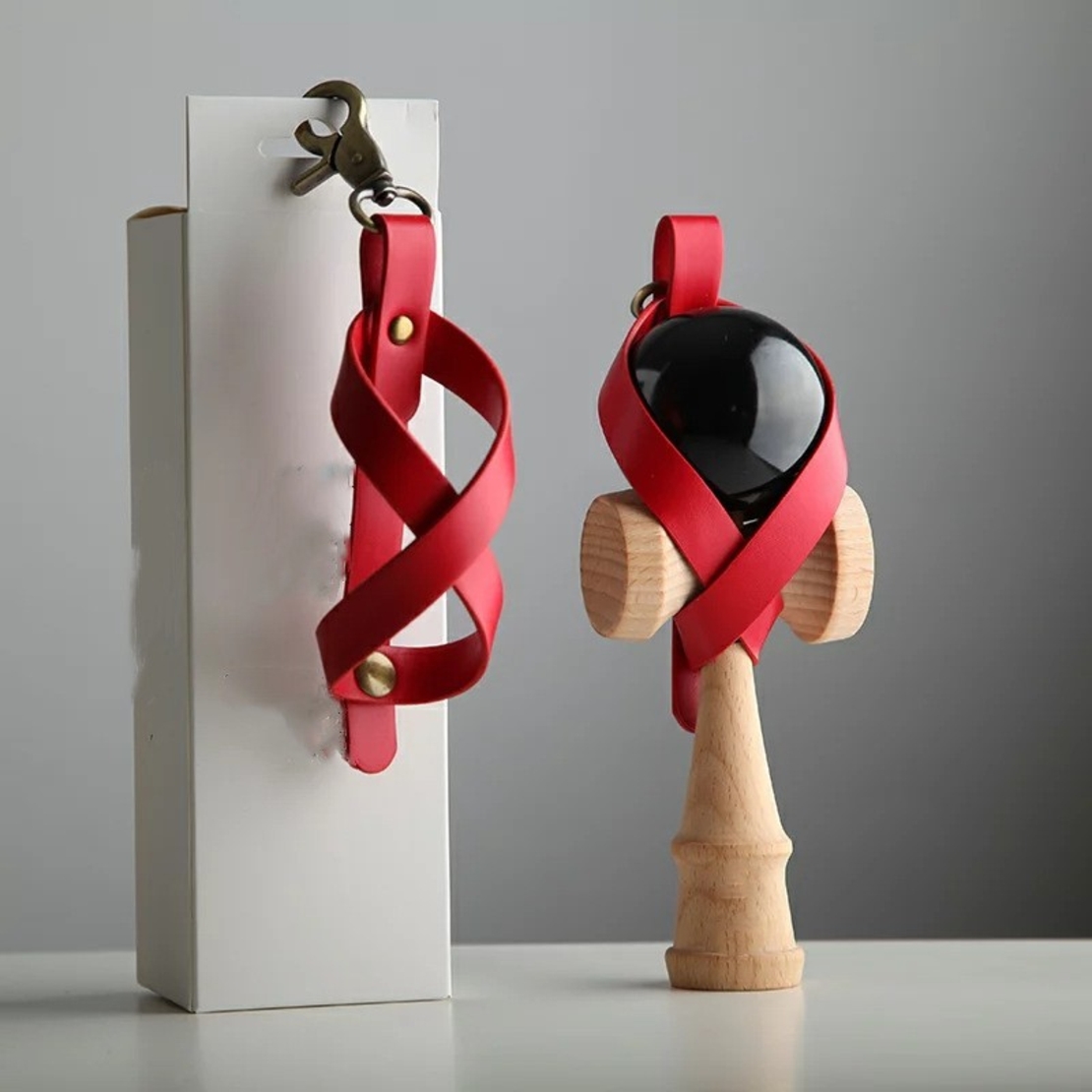 Husa pentru Kendama, Flippy, Husa de Depozitare pentru Kendama, din Piele Ecologica, Catarama cu Agatare pentru Transportare, Breloc 8, 12 x 6 cm, Rosu