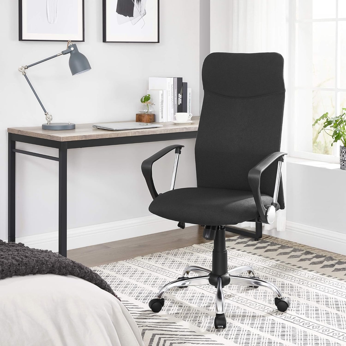 SONGMICS Scaun de birou ergonomic pentru sala de sedinte, pivotant, capitonat, inaltime reglabila si rabatabil, negru
