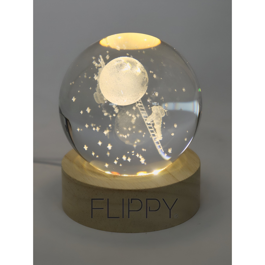 Lampa LED Decorativa, Flippy, cu Bila de Cristal cu Diametru 6cm, Model Astronaut pe Scara catre Luna 3D, Alimentare USB, Suport din Lemn, Lumina Alb