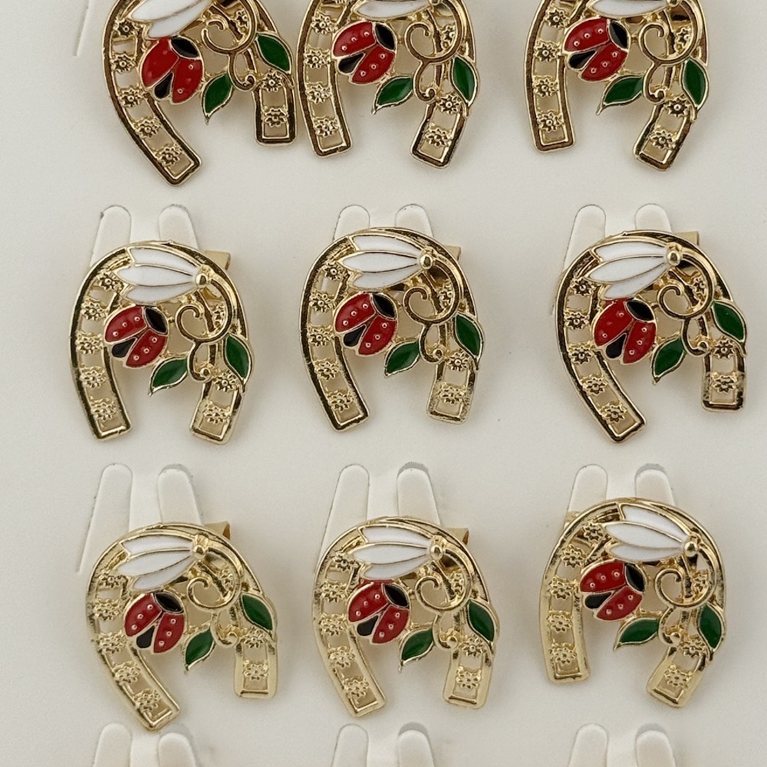 Set 12 Brose Martisor Primavara Potcoava cu Ghiocel si Buburuza, Jolie, Brose din Metal, Aspect Lacuit, 2 x 2 cm per Unitate, Auriu