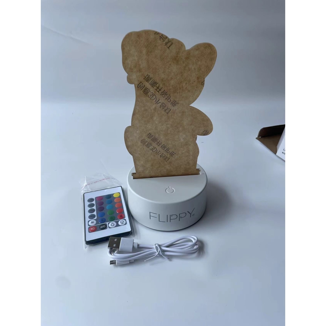 Lampa LED decorativa, Flippy, 3D, Urs cu palarie, cu telecomanda, doua moduri de alimentare USB si baterii, 20 cm inaltime, din material acril si lumina multicolora, alb
