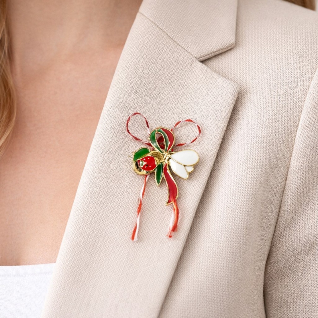 Martisor Brosa Mica in Cutie, Jolie, Dimensiune Brosa 2,5-3 cm, Material Metal, Model Ghiocel cu Fundita, Multicolor