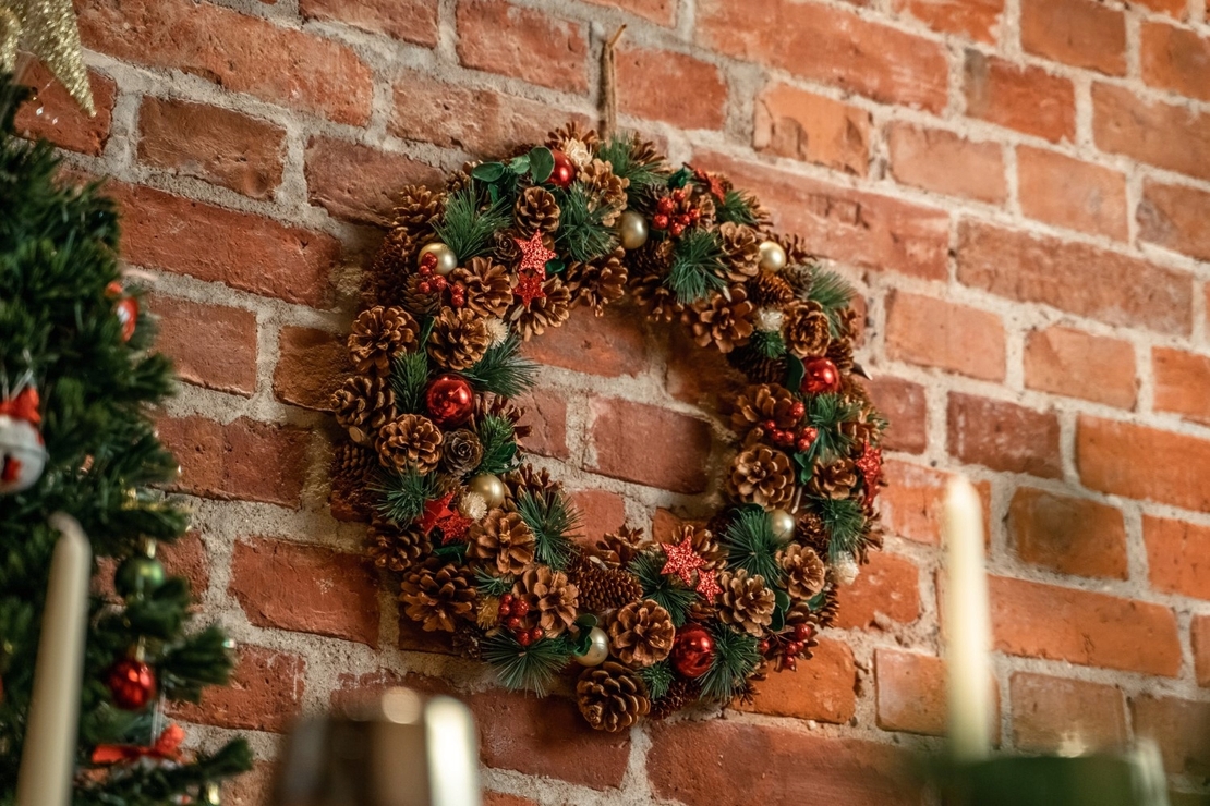 Coronita decorativa cu frunze si conuri, diametru 50 cm, multicolora