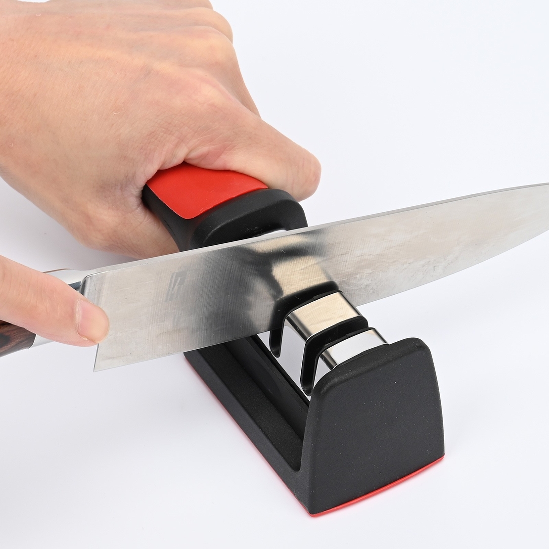 Dispozitiv pentru ascutit cutite Flippy, cu 3 pozitii, rosu/negru, material inox si ABS, 21.5x5x6 cm