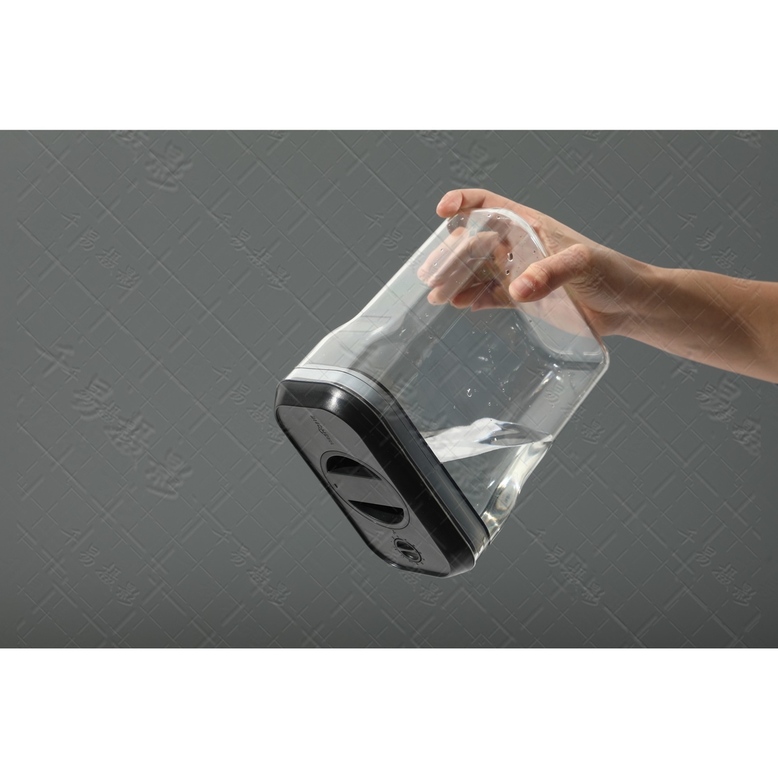 Recipient din Plastic, Flippy, pentru Alimente/Obiecte, Inchidere Ermetica Rotire 90 grade, 2l, 20.5 x 10.5 x 27 cm, Transparent