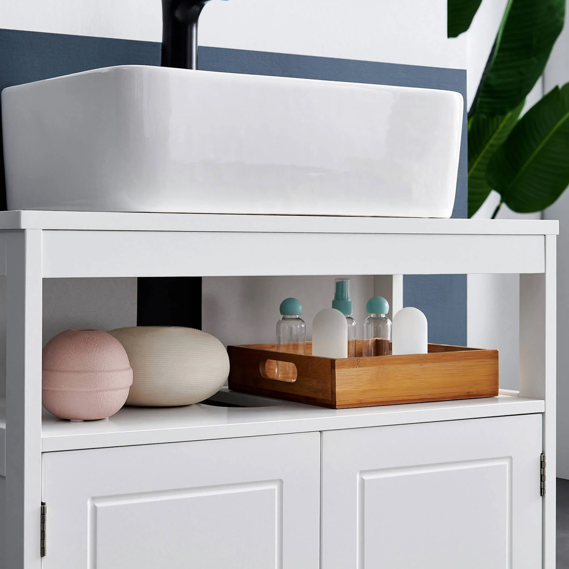 VASAGLE Dulap baie 60x30x60 cm, 2 usi, compartiment deschis, stil scandinav, alb mat