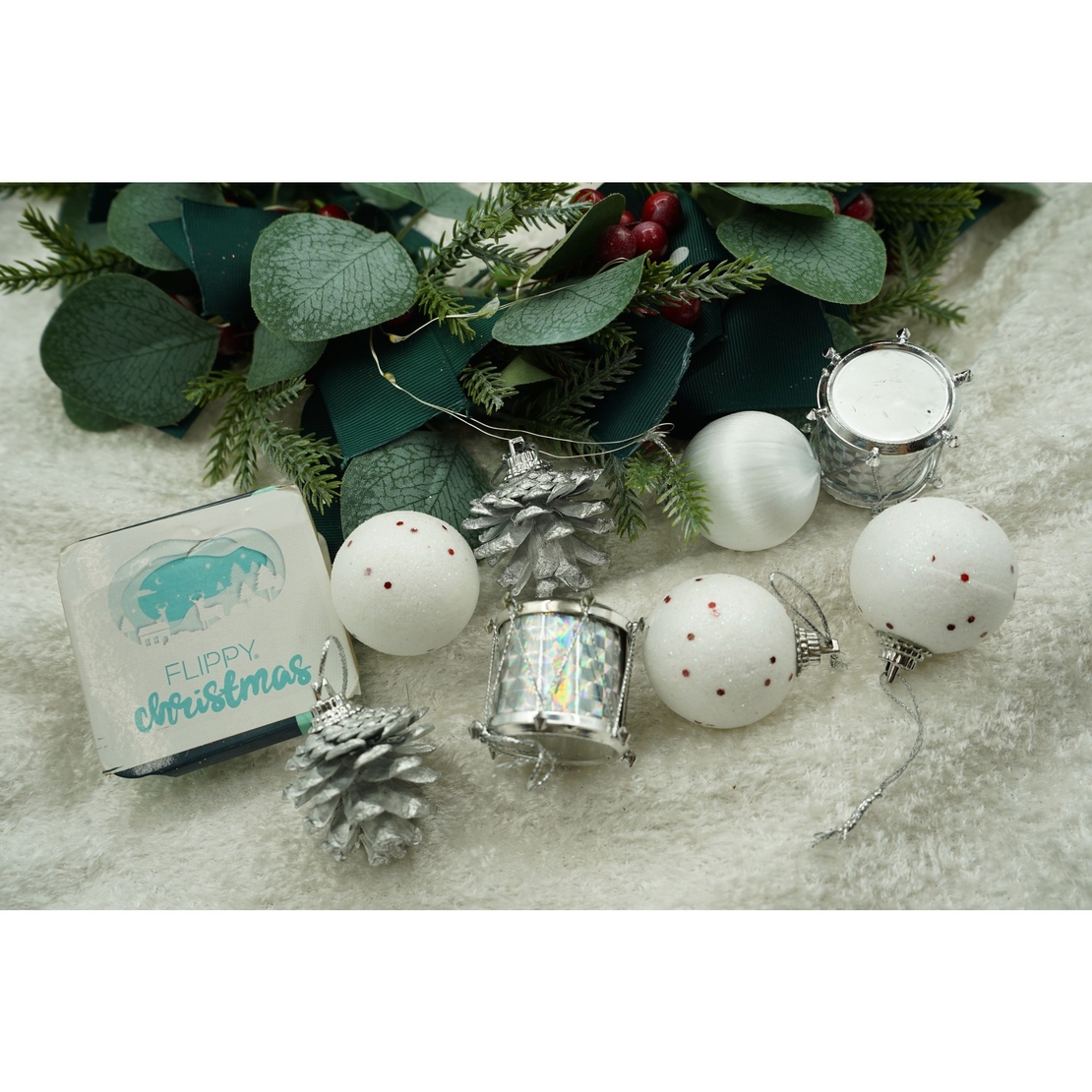 Set de 12 ornamente de brad, Flippy, de tip Glob, Alb/ Argintiu, din polistiren, cu finisaj sclipitor , cutie 4 cm adancime x 20 cm inaltime x 12 cm lungime)