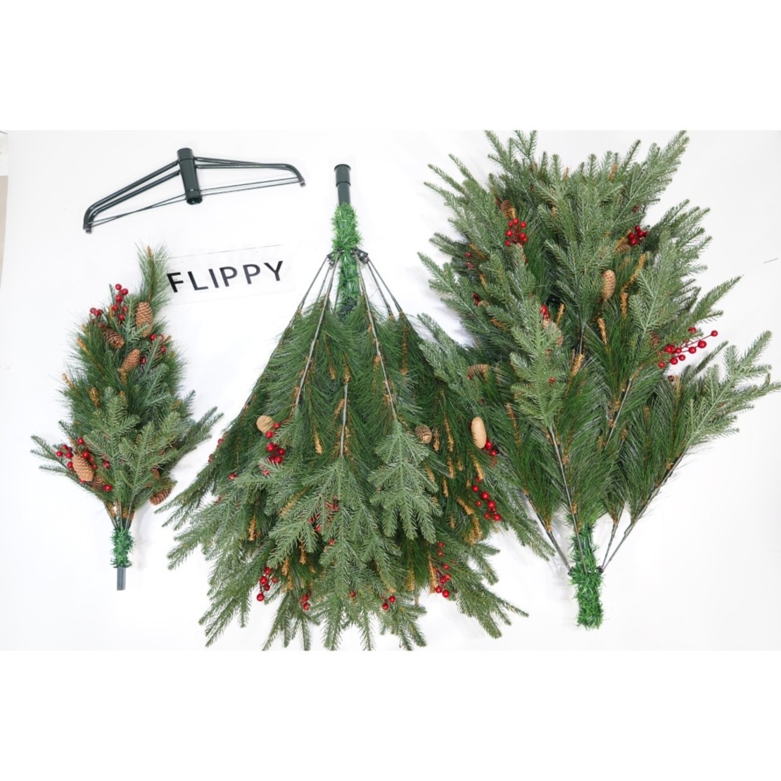 Brad artificial de Craciun, decorat cu conuri pin rosii, pentru interior/exterior, inaltime 210 cm, diametru 142 cm, 767 ramuri, Flippy, verde, suport metalic inclus