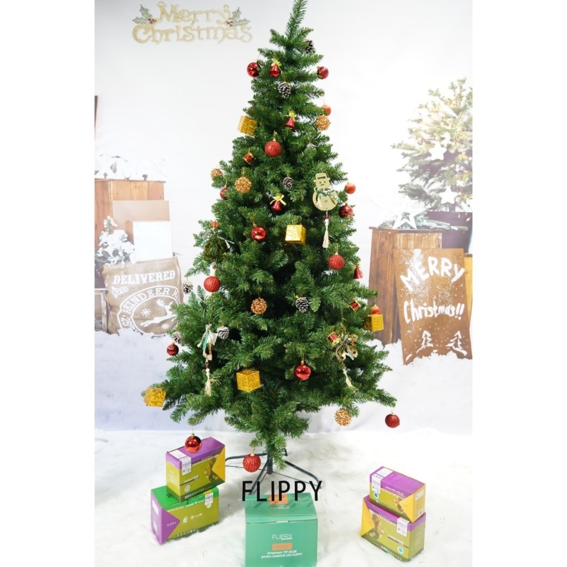 Set brad artificial de Craciun si elemente decorative, nins, decorat cu conuri pin, pentru interior/exterior, inaltime 210 cm, diametru 131 cm, 630 ramuri, Flippy, alb/verde, suport metalic inclus