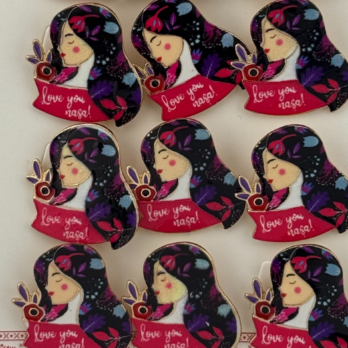 Set 12 Brose Martisor Primavara, Jolie, Model Fata, cu Mesaj Love You Nasa, Multicolor