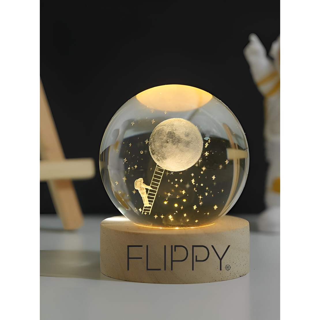 Lampa LED Decorativa, Flippy, cu Bila de Cristal cu Diametru 6cm, Model Astronaut pe Scara catre Luna 3D, Alimentare USB, Suport din Lemn, Lumina Alb