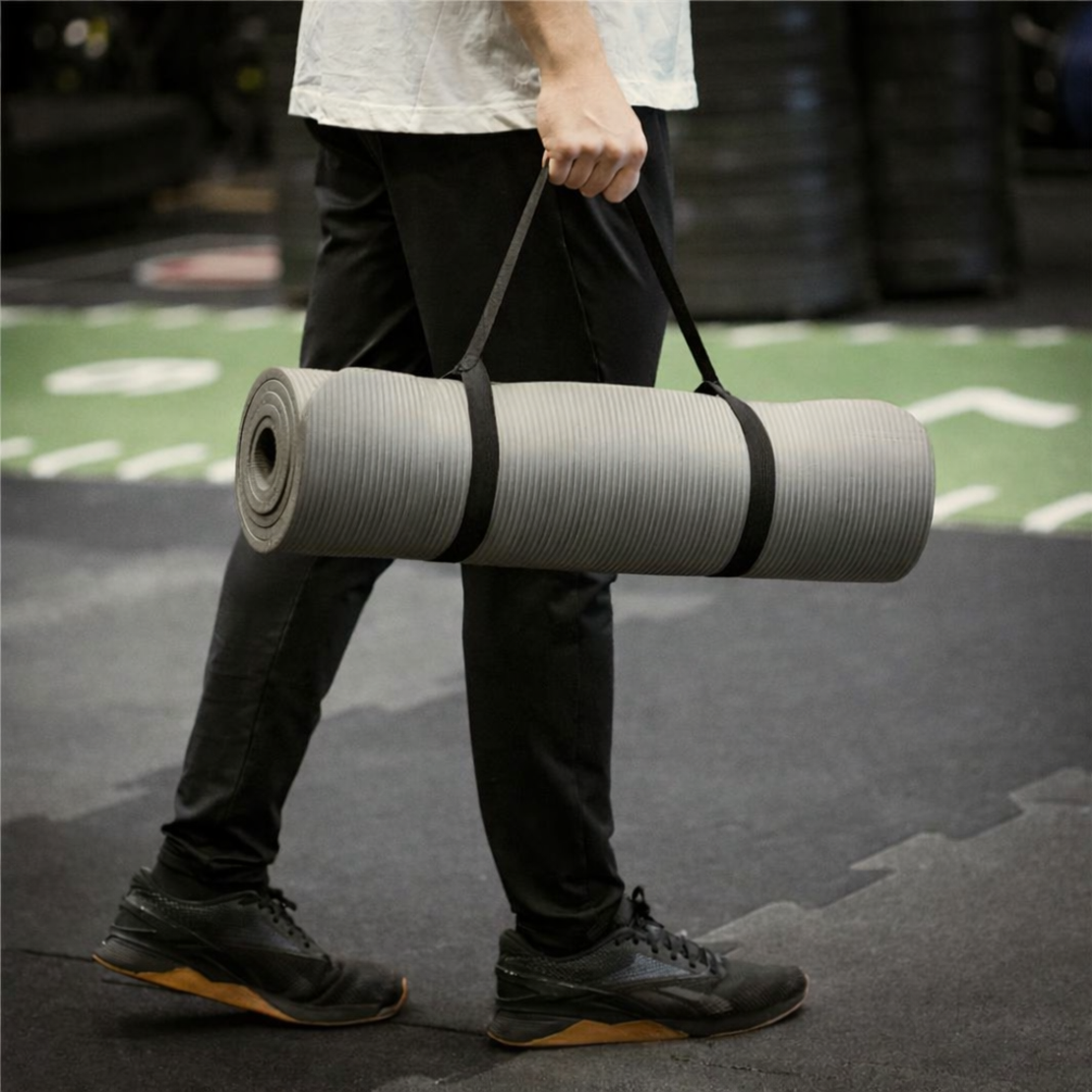 Saltea fitness antiderapanta din NBR, 183x61x1 cm, cu curea transport, gri