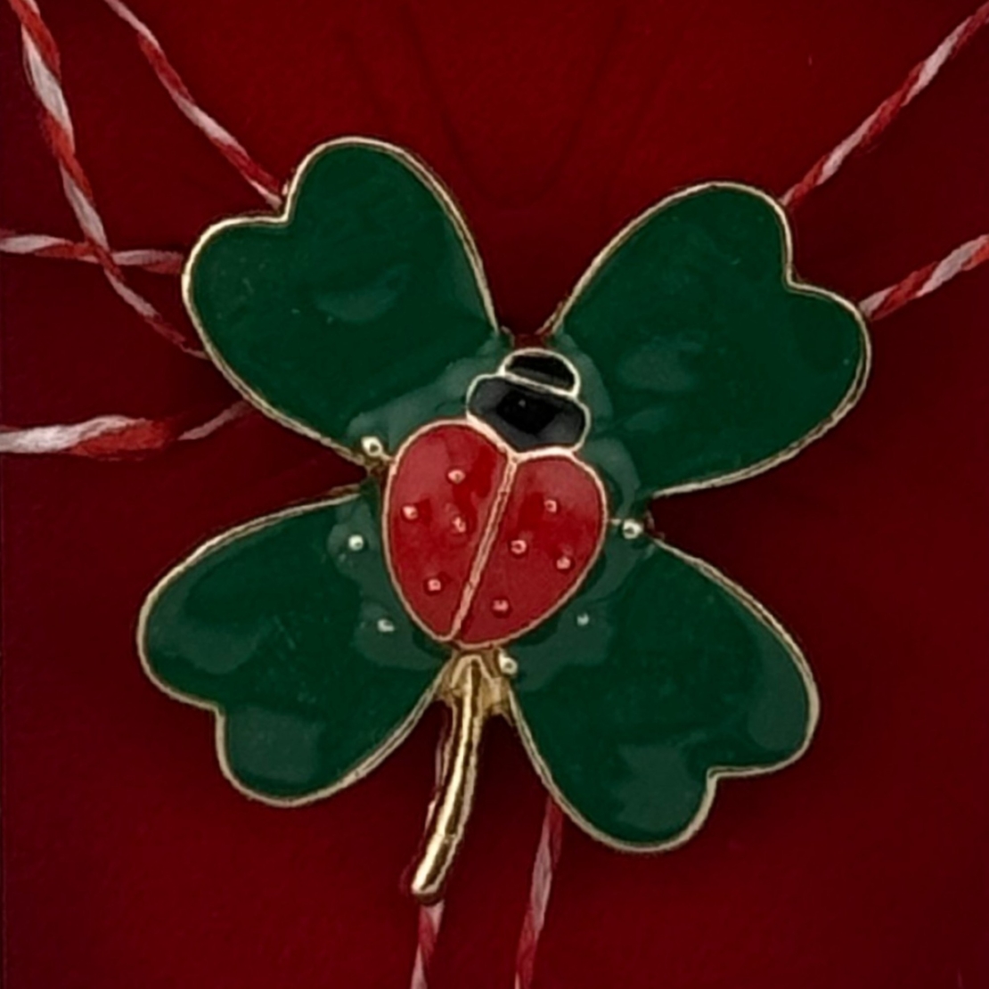 Martisor Brosa Mica in Cutie, Jolie, Dimensiune Brosa 2.5-3cm, Material Metal, Model Trifoi cu 4 Foi
