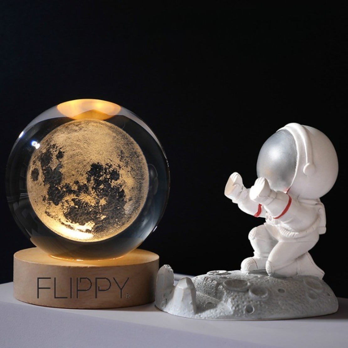Lampa LED Decorativa, Flippy, cu Bila de Cristal cu Diametru 6cm, Model Luna 3D, Alimentare USB, Suport din Lemn, Lumina Alb Cald