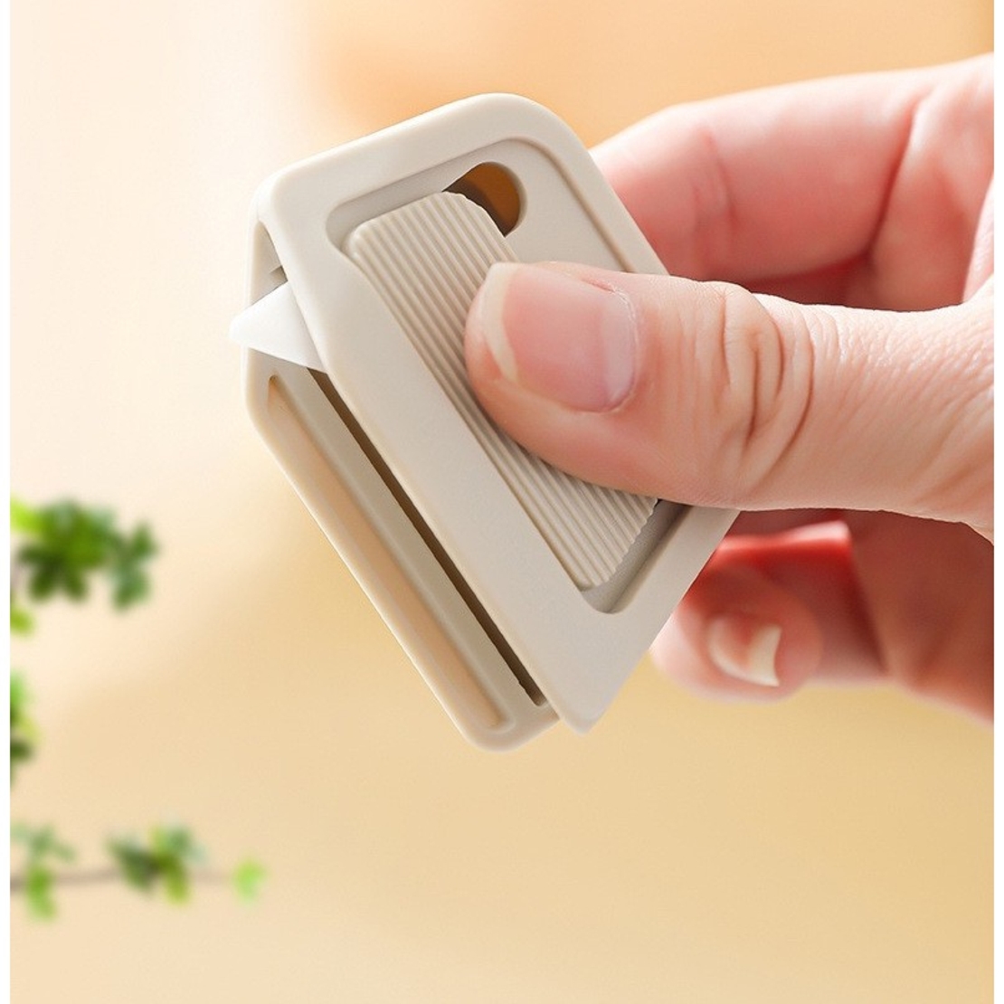 Cutter Portabil, Vafy, din ABS, Magnetic, Lama Ceramica, Autoretractabila, Universal, Alb