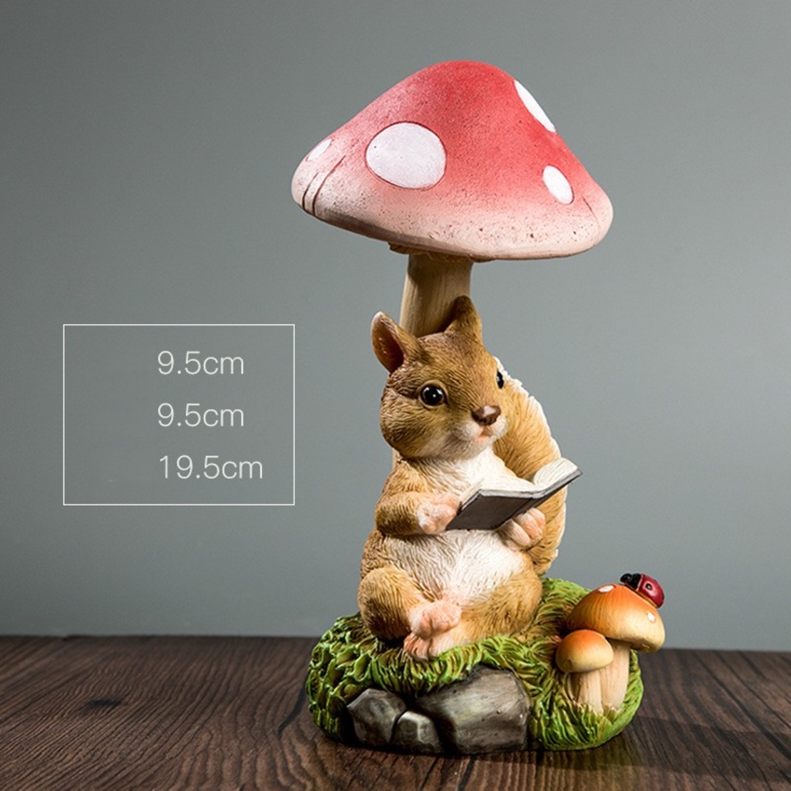 Decoratiune pentru Gradina, Flippy, Lumini LED cu Incarcare solara, 19.5 x 9.5 x 9.5 cm, Model Ciuperca cu Veverita care Citeste, Maro