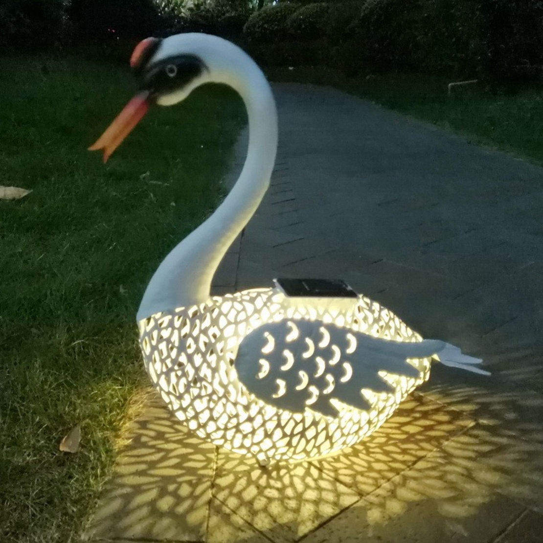 Decoratiune de Gradina cu Lampa solara, Vafy, Model Lebada, Iluminare Led si Incarcare Solara, 39.5 x 35.5 x 14 cm, din Fier, Alb