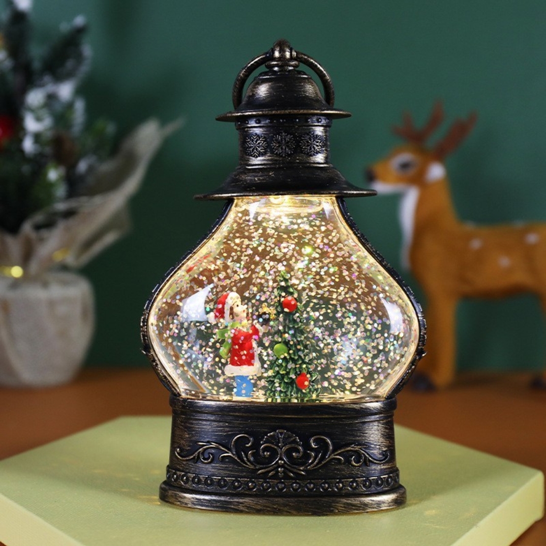 Decoratiune de Craciun tip Felinar, Flippy, Glob de Cristal cu Fulgi de Zapada, Model Elf, Ornamentat cu Luminite Interioare, 14.5 x 9 x 3 cm, Rama Neagra, Transparent